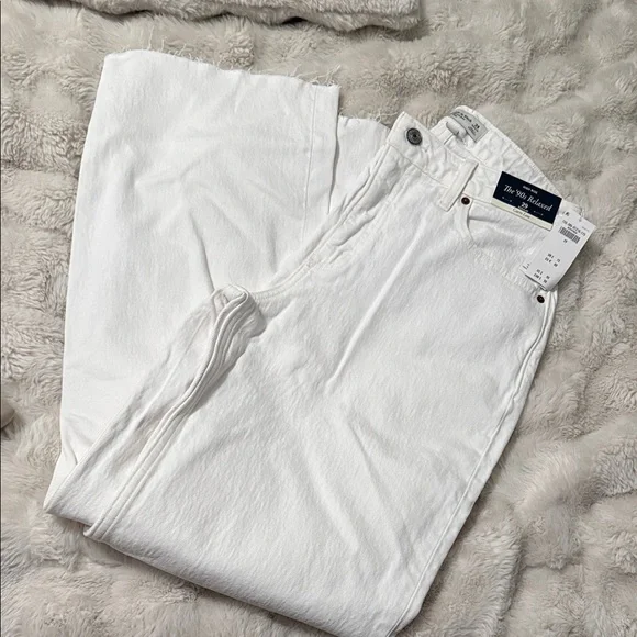 White Denim Jeans- BRAND NEW W TAGS ABERCROMBIE 90'S RELAXED HIGH RISE CURVE LOV - Picture 1 of 14